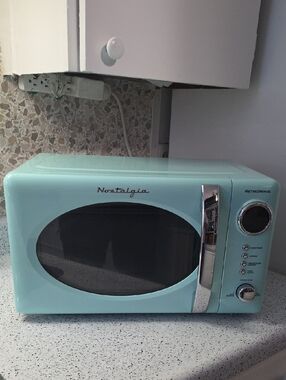 Nostalgia NRMO11AQ6A 1000 Watt Power Retro Countertop Microwave Oven